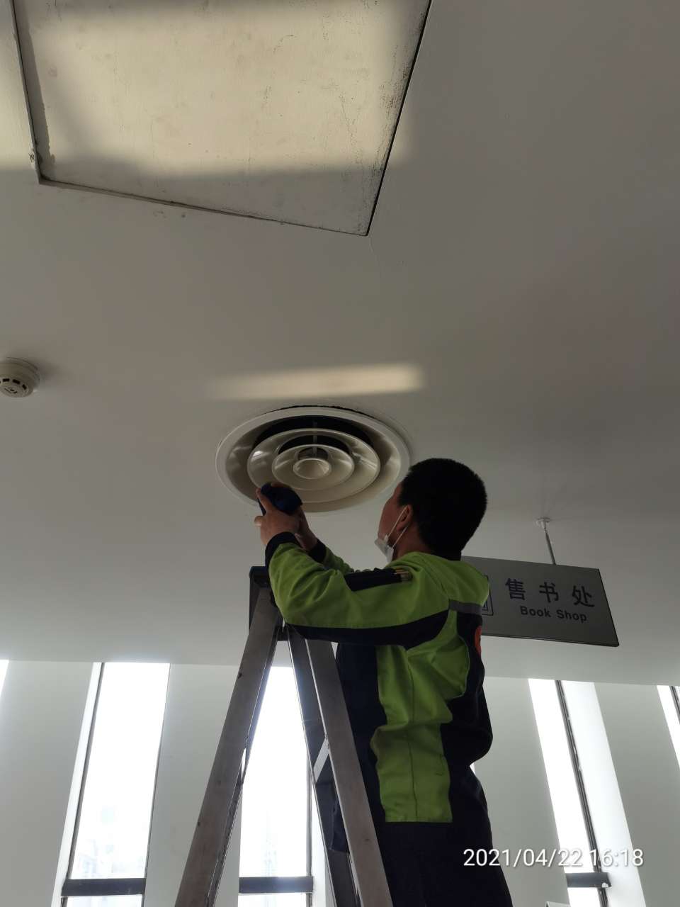 <b>中央空調清洗多少錢？蒸發器、冷凝器、過濾器具體清洗措施與</b>